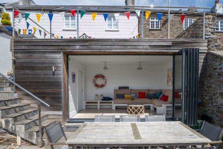 Boathouse elev(12)-min